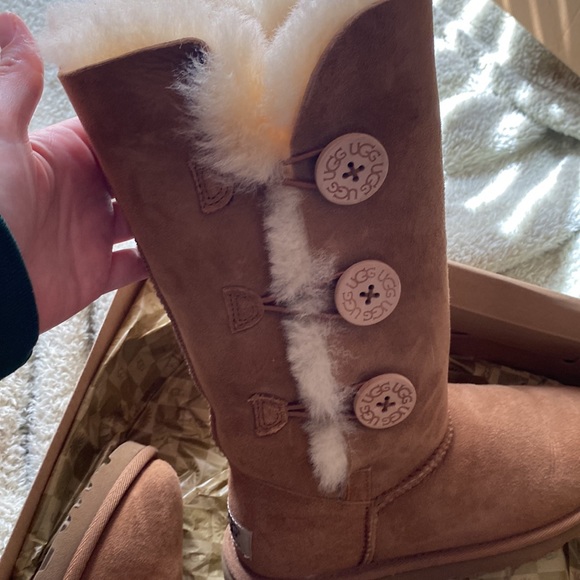 UGG Boots - Picture 4 of 6